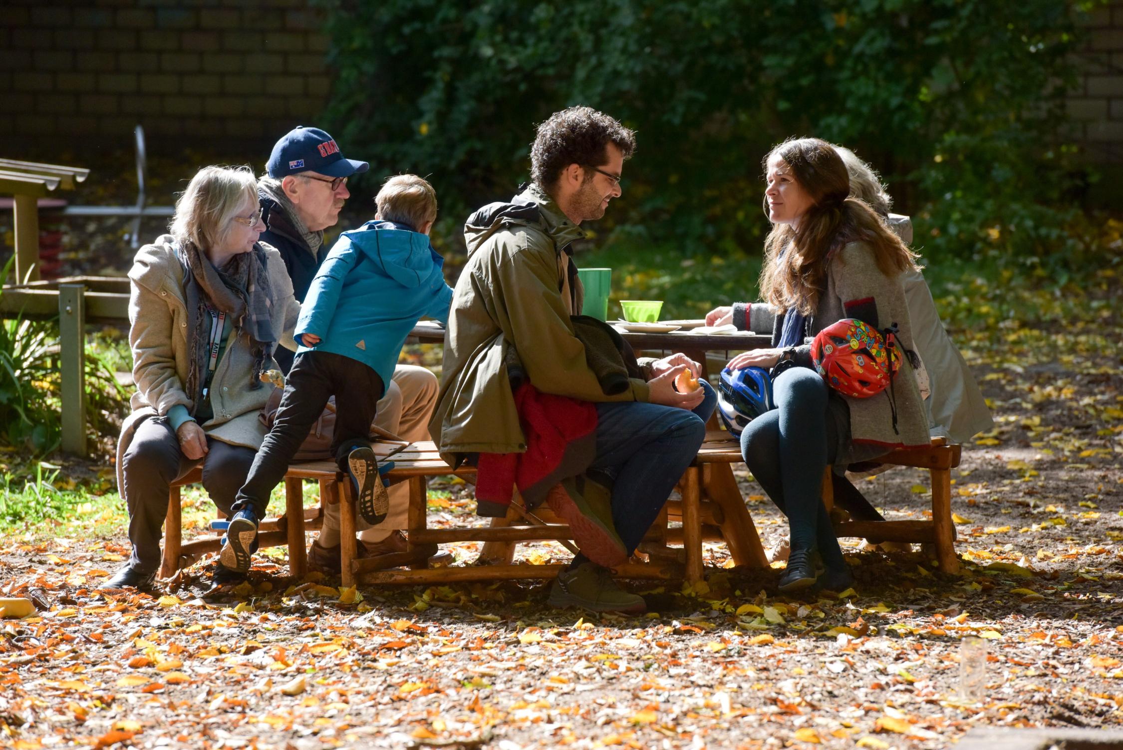 Familie beim Picknick