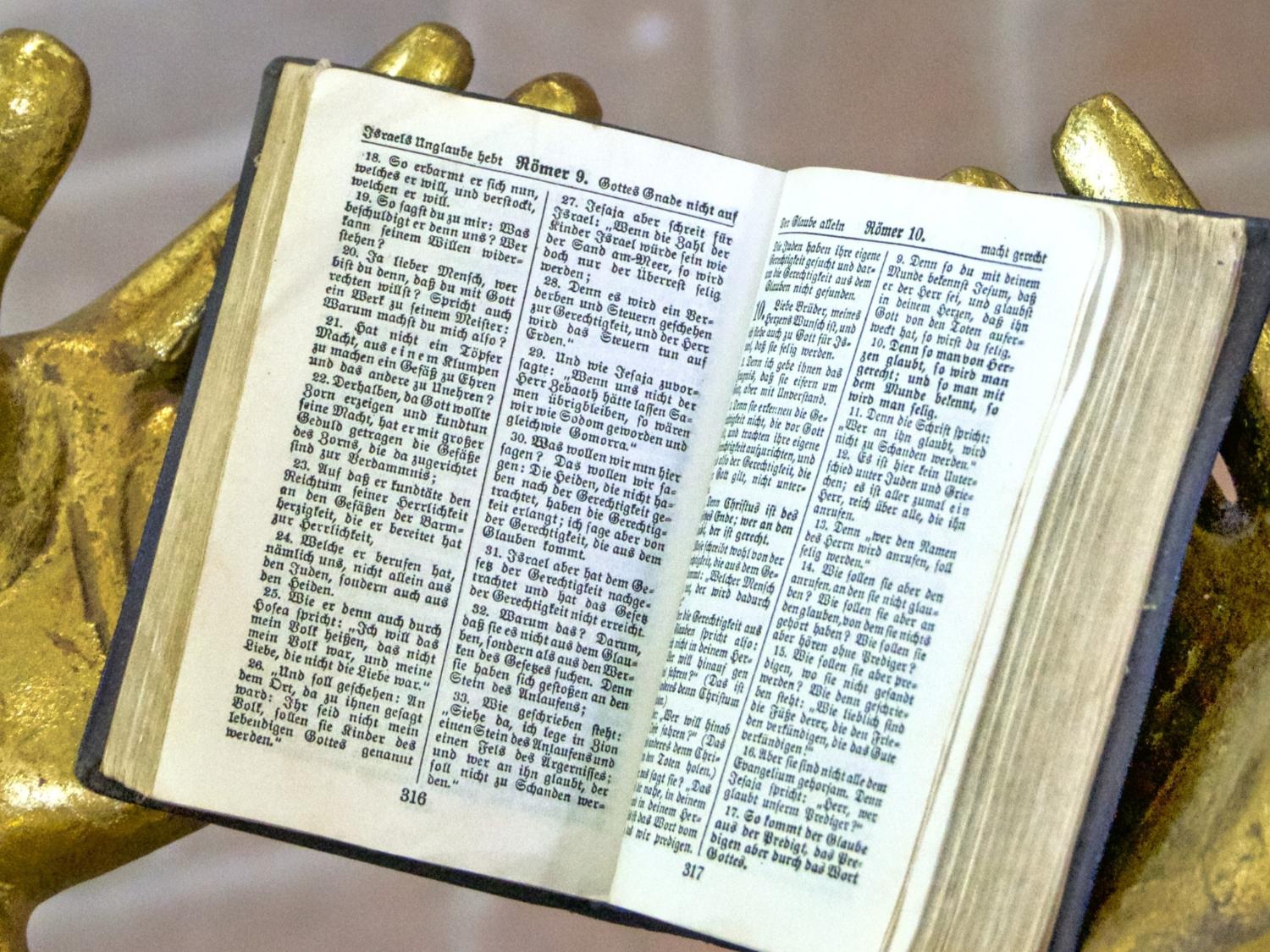 Bibel in Engelhanden