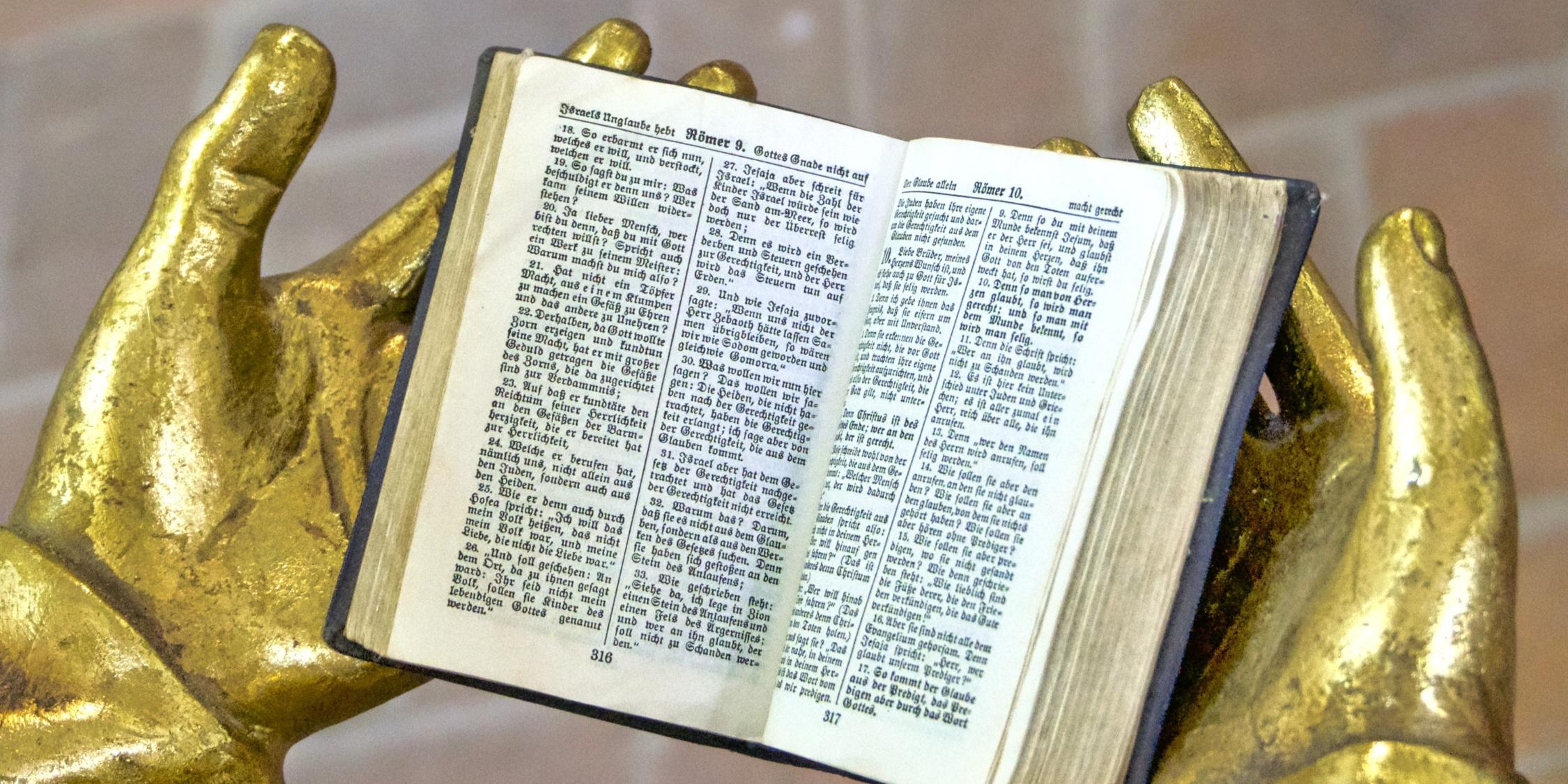 Bibel in Engelhanden