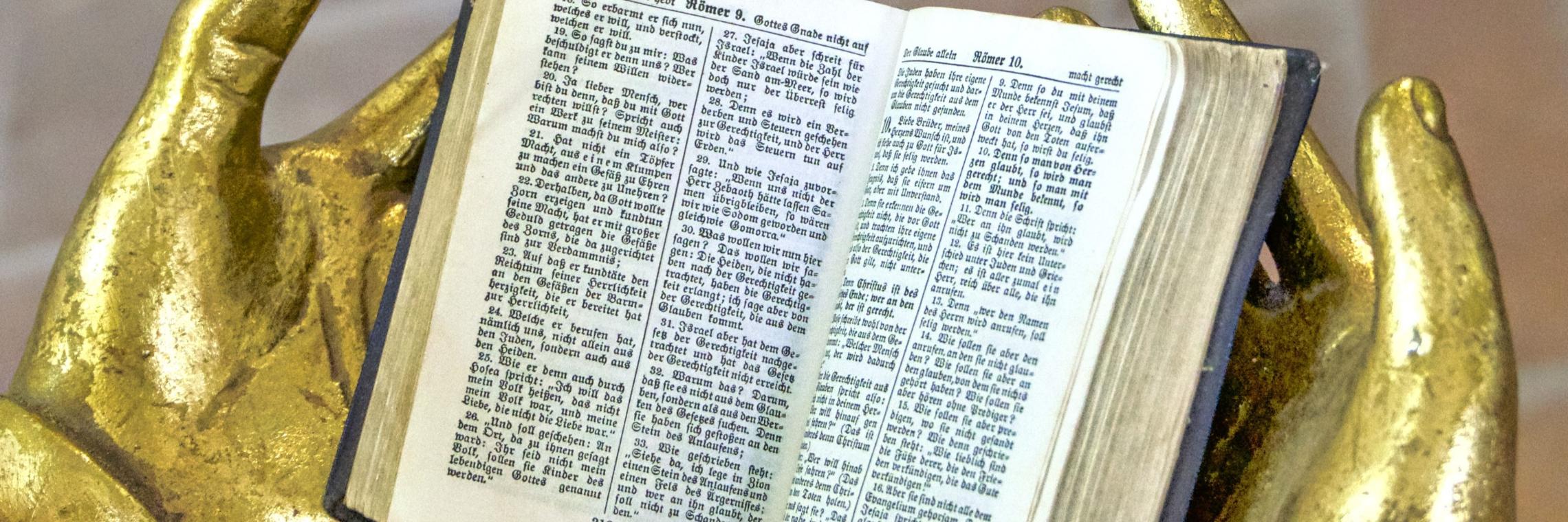 Bibel in Engelhanden